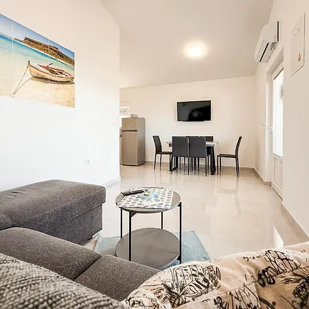 Vlado By Interhome דירה